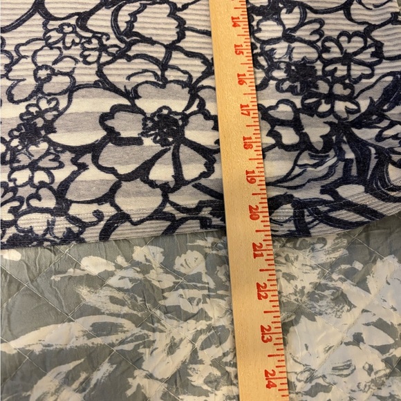 Elegant Floral Women's Blouse in Black and White - Picture 5 of 8